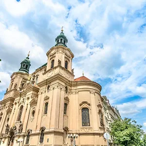 https://the-old-town-square-parizska-apartments.praguehotelsweb.com